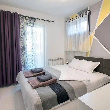 Apartment Top Center Gladstone *